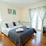 Binny's House Cascais - Renting Not The Whole House בית אירוח *