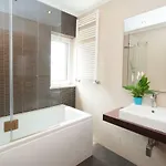 בית אירוח Binny's House Cascais - Renting Not The Whole House אלקבידצ'ה