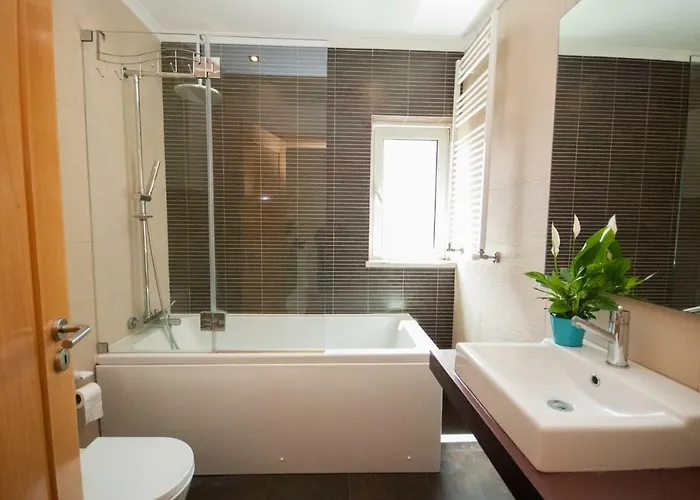 Binny's House Cascais - Renting Not The Whole House *